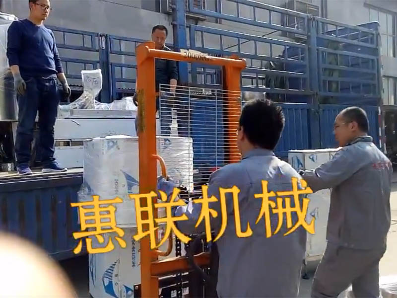 玻璃水灌裝機(jī)生產(chǎn)線 玻璃水灌裝機(jī)生產(chǎn)線