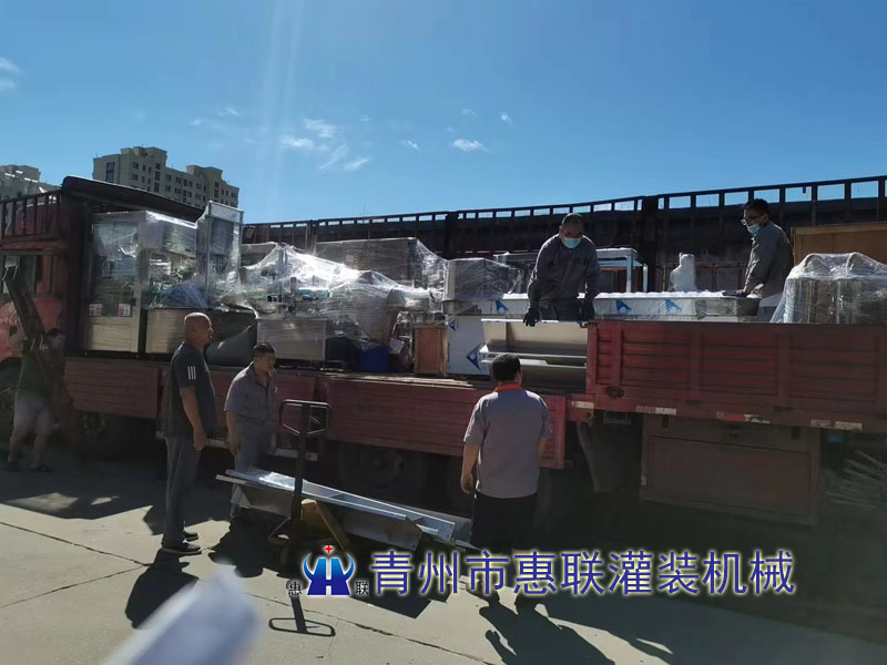 食用油灌裝機(jī)全套生產(chǎn)線發(fā)往臨沂