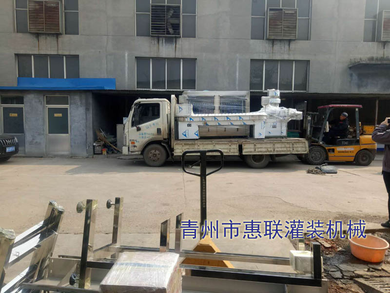 河北衡水訂購的整套白酒灌裝設(shè)備發(fā)貨